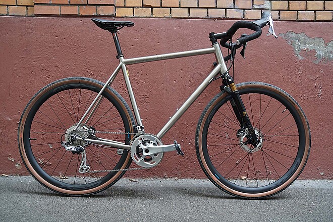 City Cycles Perfetto Gravelbike aus Titan im Test. 
