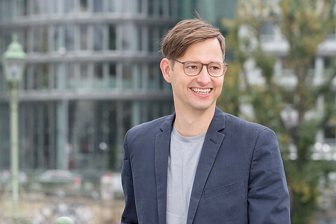 Interview mit dem Fahrradbeauftragten der Stadt Wien, Martin Blum. Ein Mann im Sakko schaut in die Kamera.