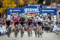 Radrennfahrerinnen starten bei einem Strassenrennen mit Gravelbikes.