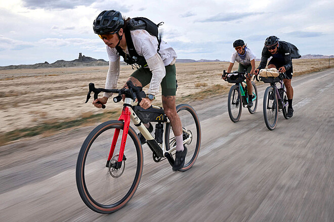 BMC Urs Gravelbikes. Gravelbikefahrer auf einer Strasse.