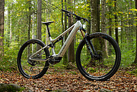Flyer «Uproc SL:X». E-Mountainbike steht im Wald auf Laubboden.