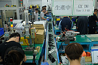 Arbeiten stellen Fahrradkomponenten in einer Fabrik in Taiwan her