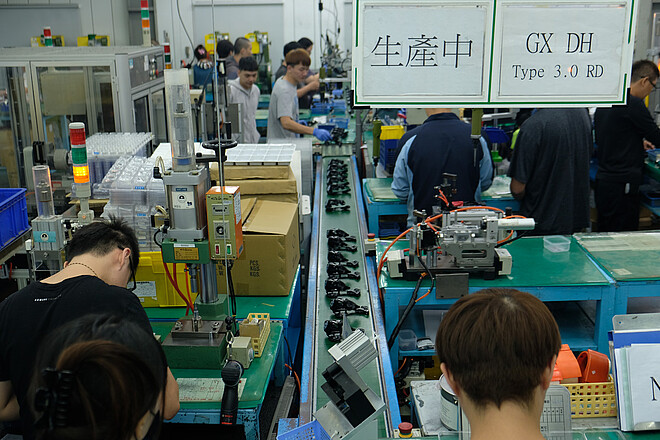 Arbeiten stellen Fahrradkomponenten in einer Fabrik in Taiwan her