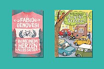 Zwei Bücher liegen auf einer grünen Fläche.