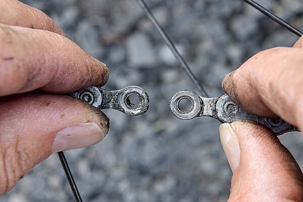 Kettenriss Fahrrad Reparatur Tipps. Offene Fahrradkette.