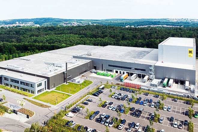 Flyer ZEG Kettler Alu-Rad Deutschland. Grosses Firmengebäude von Kettler mit Parkplatz vor dem Haus.