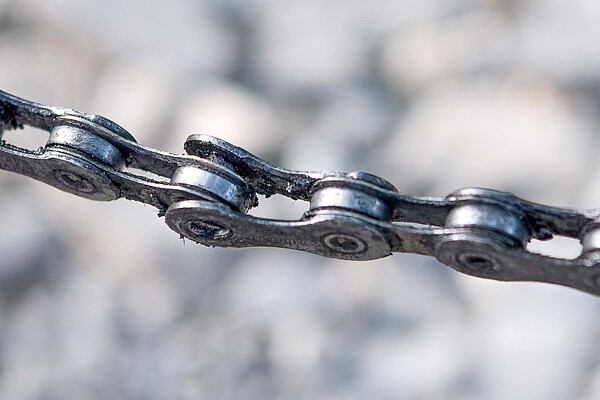 Kettenriss Fahrrad Reparatur Tipps und Tricks. Kaputte Fahrradkette mit defektem Glied.