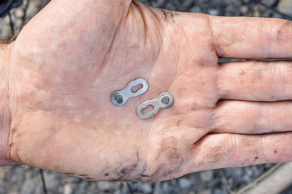 Kettenriss Velo Reparatur Tipps. Handfläche mit Kettengliedern.