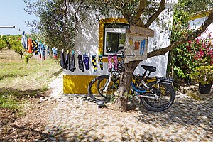 Wäsche hängt an einer Leine.