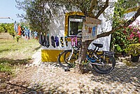 Wäsche hängt an einer Leine.