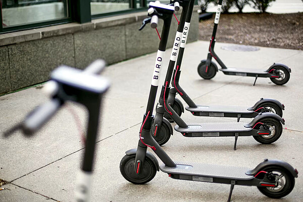 Shared Mobility in der Krise. Tretroller von Bird stehen auf der Strasse.
