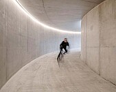 Prix Velo Infrastruktur. Ein Mann auf dem Fahrrad fährt durch eine Unterführung.
