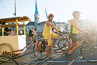 Teilnehmer der Critical Mass Zürich fahen auf dem Limmatquai