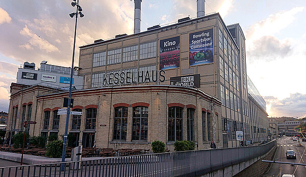 Ein Backsteingebäude.