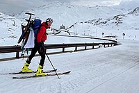 Velo Ski Tour in den Schweizer Alpen. Jan Fehr mit Tourenski und demontiertem Bike auf dem Rücken.