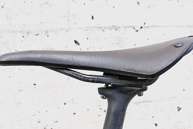 Velosattel mit grauer Wand im Hintergrund