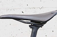 Velosattel mit grauer Wand im Hintergrund