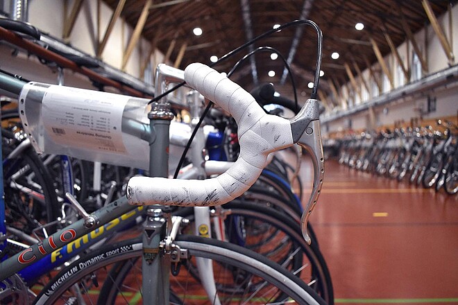 Velos stehen aufgereiht in einer Halle