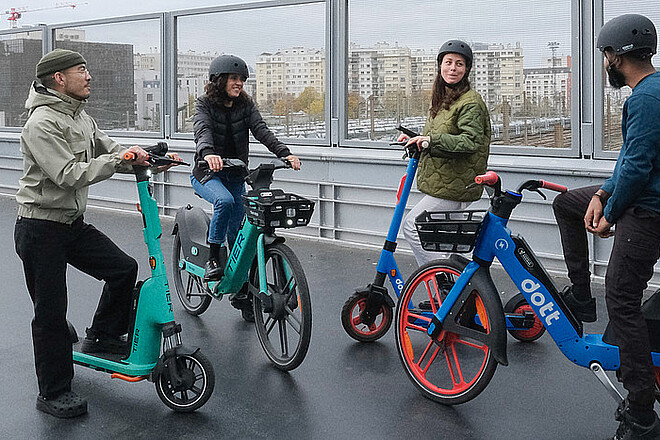 Shared Mobility in der Krise. Junge Menschen auf E-Scootern und E-Bikes.
