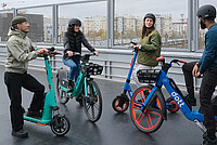Shared Mobility in der Krise. Junge Menschen auf E-Scootern und E-Bikes.