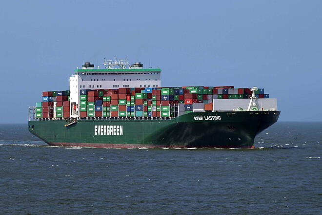 Geschäftszahlen Merida und Giant Group 2023. Containerfrachtschiff auf offenem Meer.