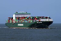 Geschäftszahlen Merida und Giant Group 2023. Containerfrachtschiff auf offenem Meer.