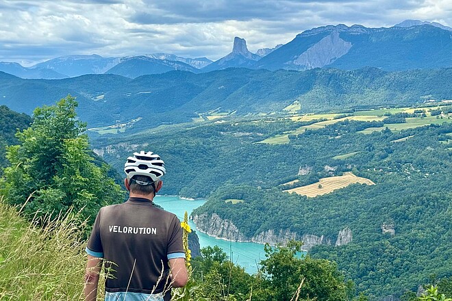Velotour Ligurische Küste. Ein Radfahrer blickt in ein Tal hinunter.