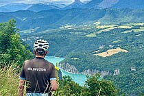 Velotour Ligurische Küste. Ein Radfahrer blickt in ein Tal hinunter.