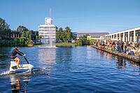 Eine Frau fährt mit einem Wasservelo