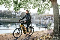 E-Bikes für kleine und grosse Menschen. E-Bike Fahrer in Basel.