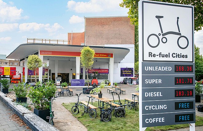 Warum rechnet die Schweiz nicht mit dem Velo? Tankstelle mit Falträdern anstatt Autos.