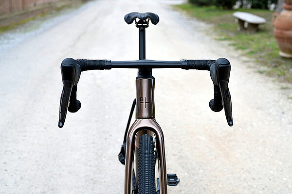 Ein Gravelbike mit Rennlenker steht auf einem Weg.