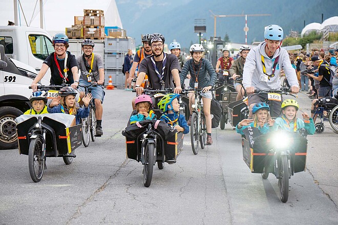 Am BuLa wurde das Goms eine eine Stadt verwandelt. Pfadfinder in Lastenrädern am Bula im Wallis.