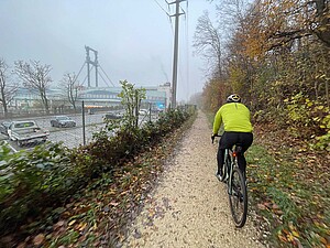 Winter Gravelbike Zürich nach Bern. Gravelbiker auf einem Schotterweg.