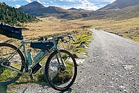 Gravelbike Trip Schweiz Italien. Gravelbike auf einem Weg im Hochgebirge.