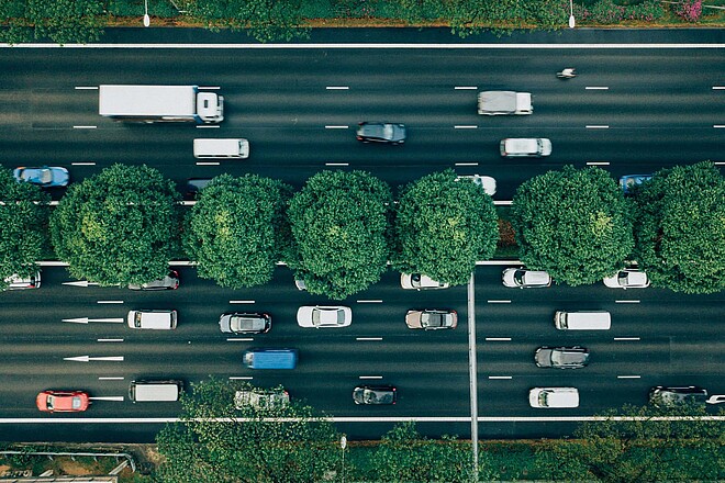 Strasse mit vielen Fahrspuren für Autos.