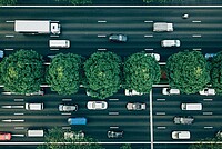 Strasse mit vielen Fahrspuren für Autos.