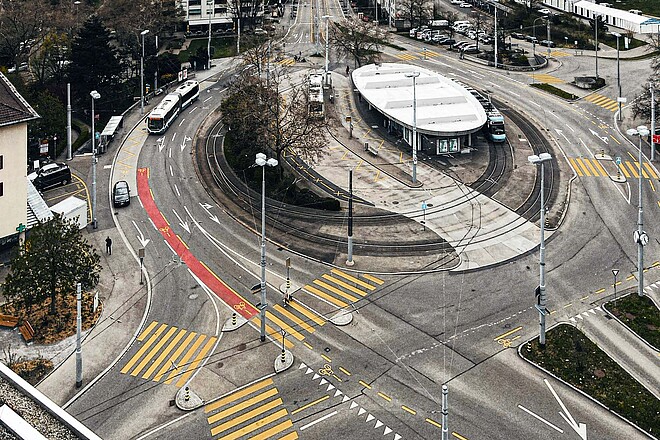 Weniger Velounfälle in der Stadt Zürich. Kreuzung beim Triemli mit Radweg und Tramschienen.