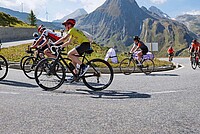 Velofahrer radeln auf einer Passstrasse