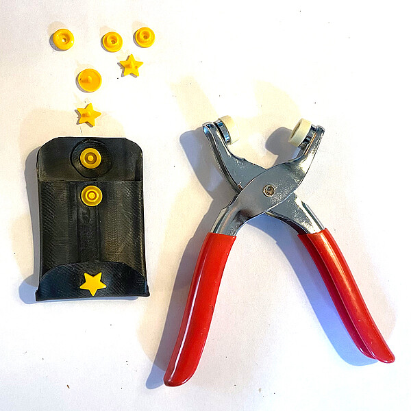 kleine Tasche aus Veloschlauch mit Sternen-Color-Snaps