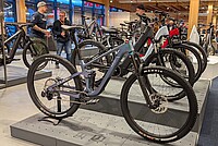 Fahrräder stehen in einem Veloladen. 