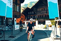 Am Frauenrennen fahren die Teilnehmerinnen in Gstaad durch das Ziel.