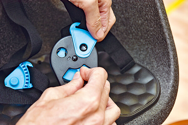 Der Haltegriff dient den Kindern.