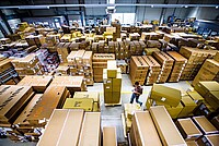 Der deutsche Veloversender Canyon hat zwei neue Investoren an Bord. Ein Mann läuft durch eine Lagerhalle, in der viele Fahrradkartons stehen.