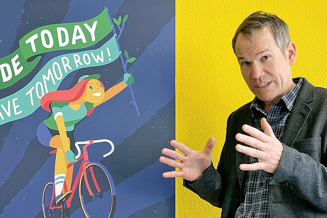 Ein Mann gestikuliert mit den Händen