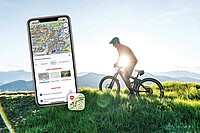 Ein Mountainbiker fährt über ein Feld.