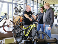 Velohändler berät Kunden