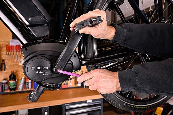 Die Kurbel eines E-Bikes wird festgezogen.