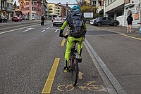 Die Grenzen der Unfallstatistik am Beispiel des Velos. Radfahrer mit gelber Kleidung auf einem Radstreifen. 