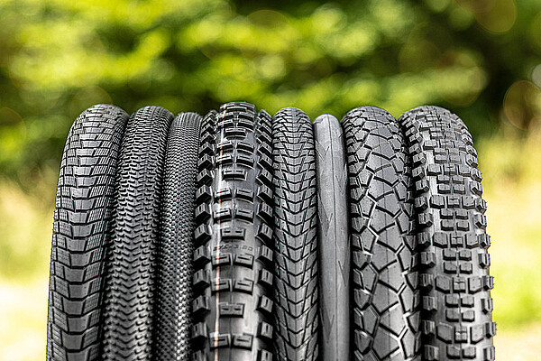 Reifenhersteller Schwalbe meldet Umsatzrekord. Fahrradreifen in einer Reihe.